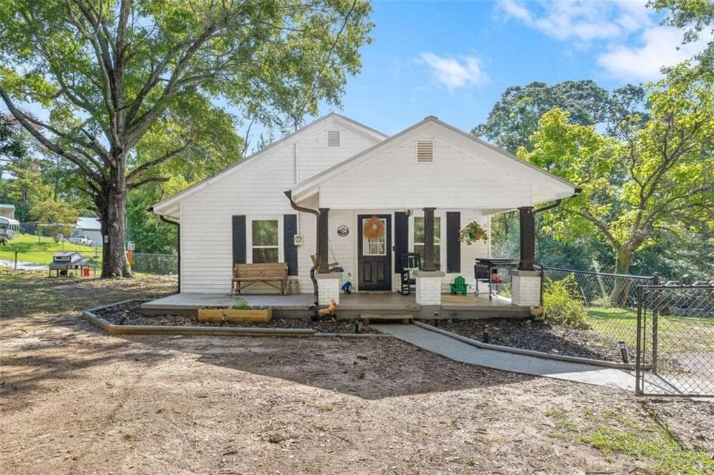 3 bedroom, 1 bathroom, 1,056 sq ft single family residence for sale at 283 Easy Street, Toccoa, GA 30577
