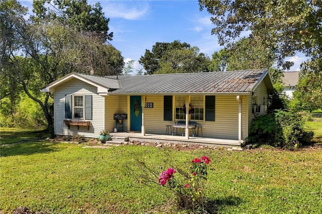 3 bedroom, 1 bathroom, 1,149 sq ft single family residence for sale at 515 S 5th Avenue, Chatsworth, GA 30705