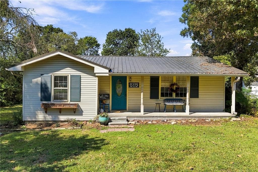 3 bedroom, 1 bathroom, 1,149 sq ft single family residence for sale at 515 S 5th Avenue, Chatsworth, GA 30705