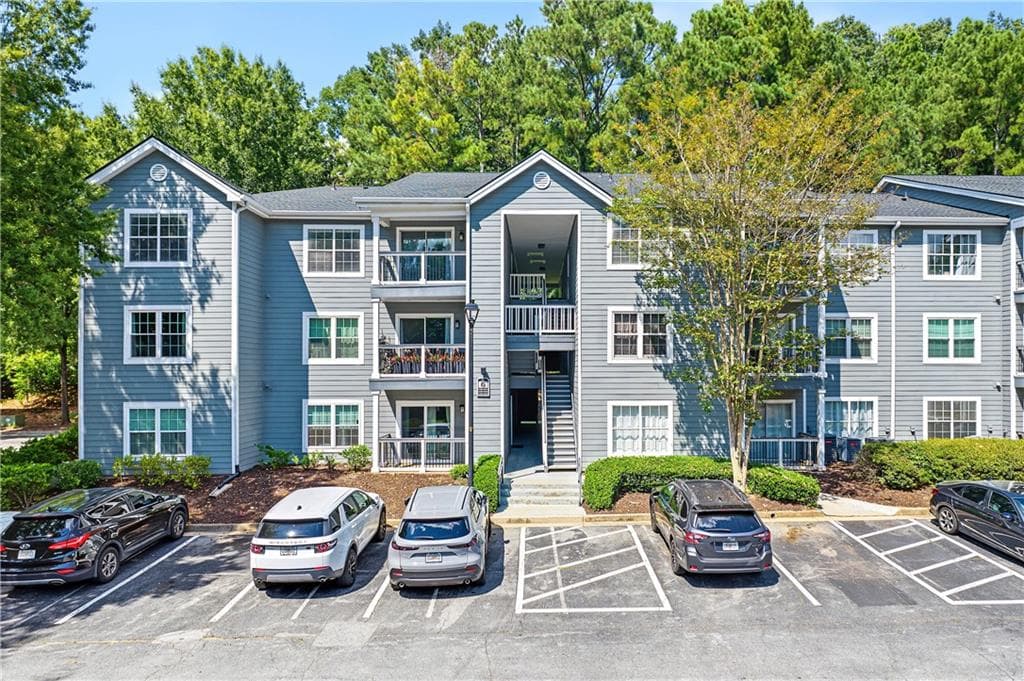 3 bedroom, 2 bathroom, 1,260 sq ft condominium for sale at 6301 Santa Fe Parkway, Sandy Springs, GA 30350