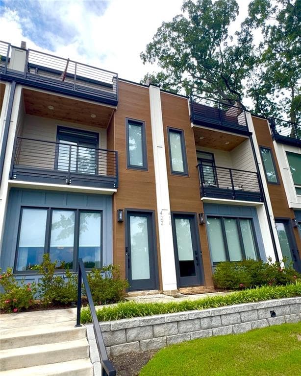 4 bedroom, 5 bathroom, 2,814 sq ft townhouse for sale at 422 Forrest Avenue, Gainesville, GA 30501