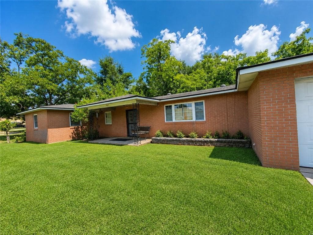3 bedroom, 2 bathroom, 2,195 sq ft single family residence for sale at 1002 N Carroll Street, Albany, GA 31705