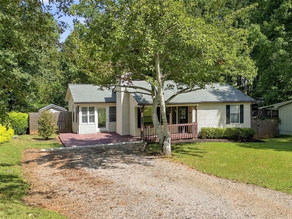 2 bedroom, 1 bathroom, 1,048 sq ft single family residence for sale at 2550 Lakeview Trail, Cumming, GA 30041