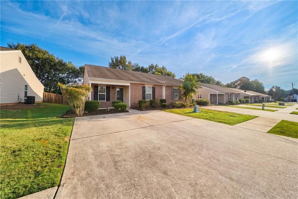 2 bedroom, 2 bathroom, 1,209 sq ft single family residence for sale at 1514 Louise Anderson Drive, Griffin, GA 30224