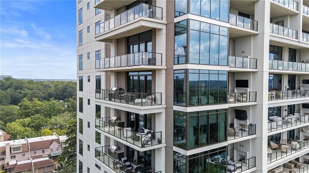 3 bedroom, 3 bathroom, 2,557 sq ft condominium for sale at 2520 Peachtree Road 403, Atlanta, GA 30305