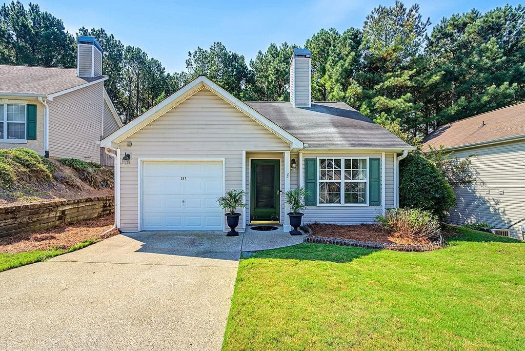 2 bedroom, 2 bathroom, 1,130 sq ft single family residence for sale at 217 Parkridge Drive, Woodstock, GA 30189