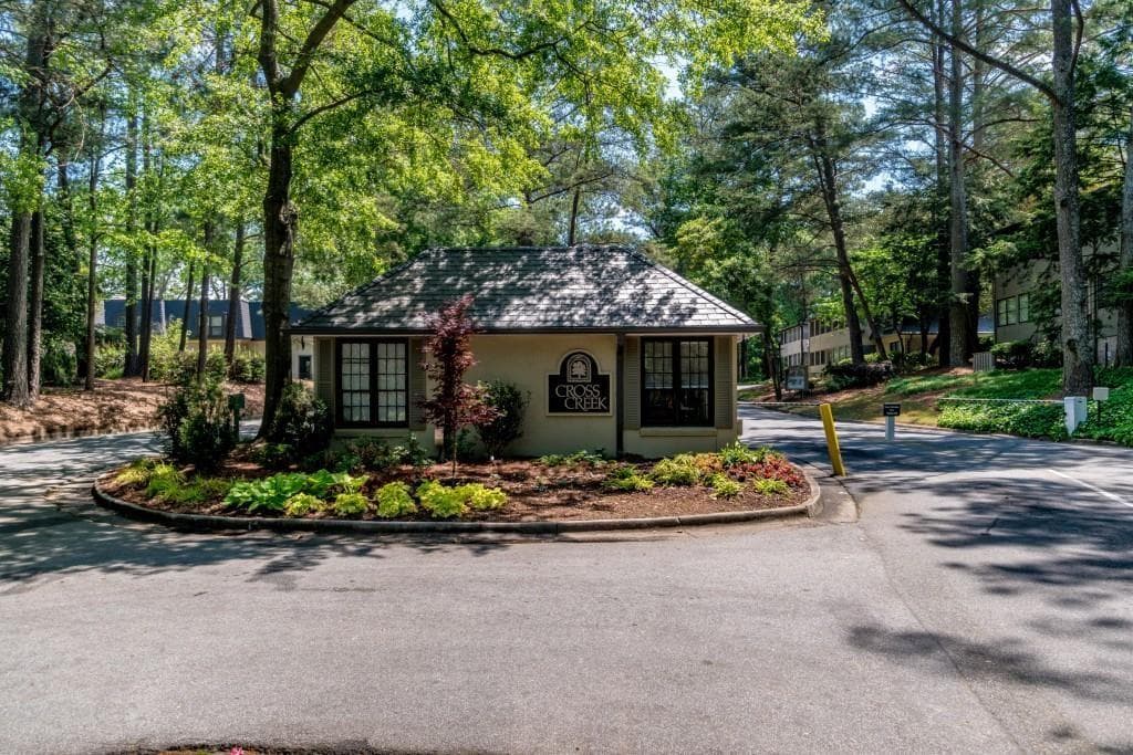 3 bedroom, 2 bathroom, 1,670 sq ft condominium for sale at 70 Chaumont Square, Atlanta, GA 30327