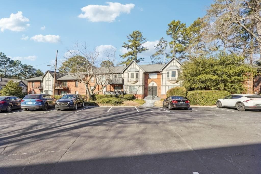 3 bedroom, 2 bathroom, 1,469 sq ft condominium for sale at 6851 Roswell Road N-20, Sandy Springs, GA 30328