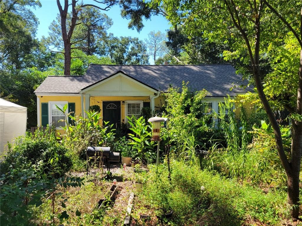 2 bedroom, 1 bathroom, 938 sq ft single family residence for sale at 2042 Arlington Circle, Atlanta, GA 30318