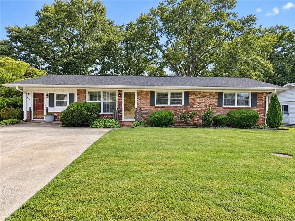 3 bedroom, 2 bathroom, 1,375 sq ft single family residence for sale at 504 Jackson Avenue, Palmetto, GA 30268