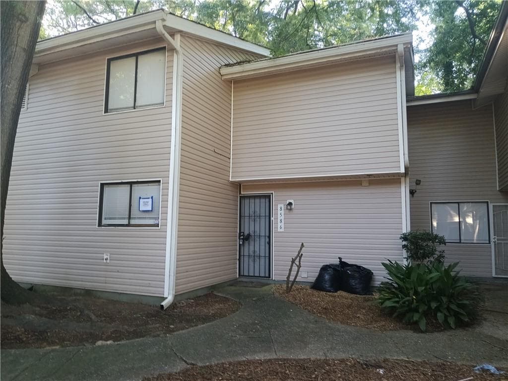 3 bedroom, 2 bathroom, 1,514 sq ft condominium for sale at 8586 Creekwood Way, Jonesboro, GA 30238
