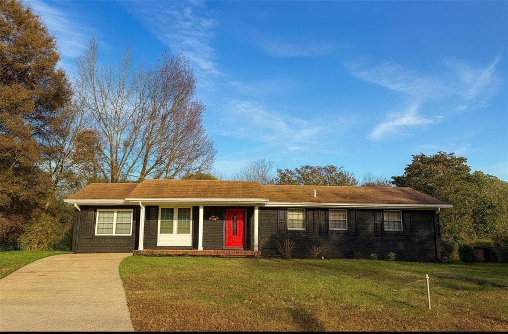 3 bedroom, 2 bathroom, 1,475 sq ft single family residence for sale at 2958 Holcomb Court, East Point, GA 30344