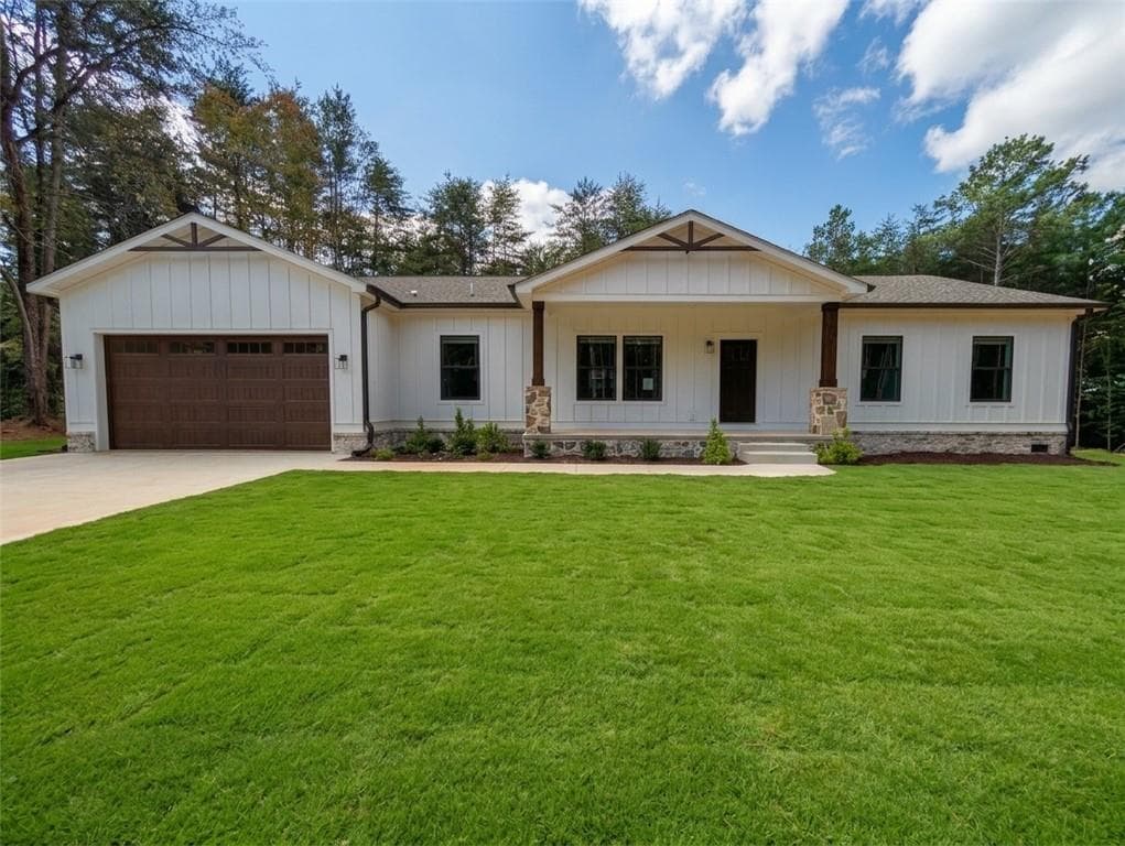4 bedroom, 3 bathroom, 1,860 sq ft single family residence for sale at 5568 Saddle Club Road, Gainesville, GA 30506