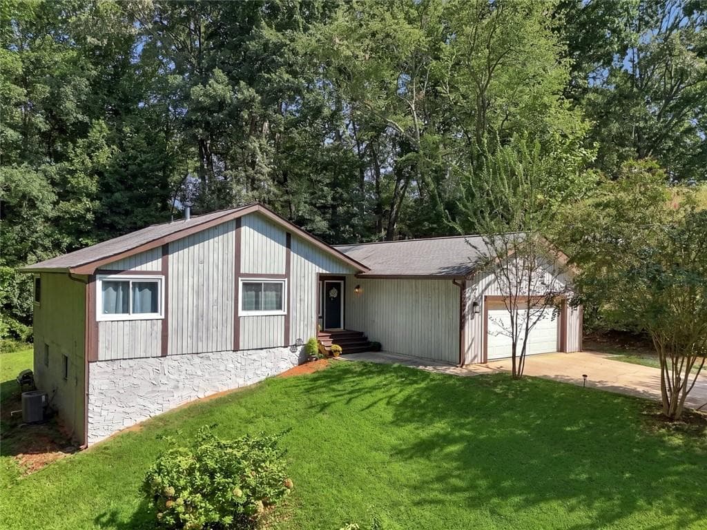 3 bedroom, 2 bathroom, 2,041 sq ft single family residence for sale at 2644 Royal Oak Court, Acworth, GA 30102