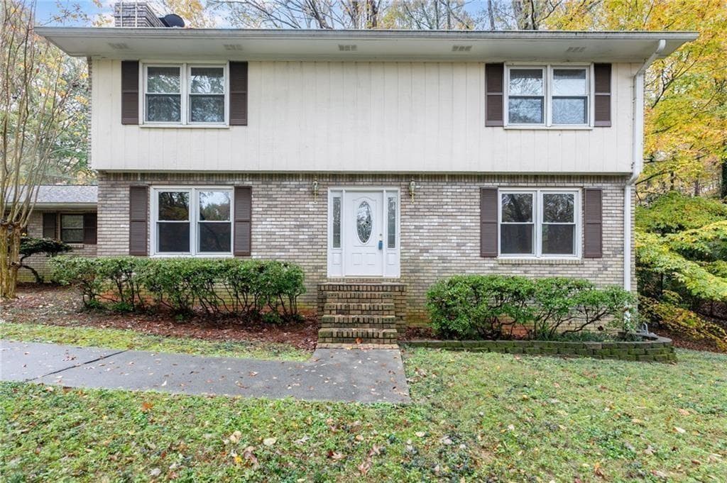 4 bedroom, 3 bathroom, 2,255 sq ft single family residence for sale at 620 Oakstone Way, Roswell, GA 30075