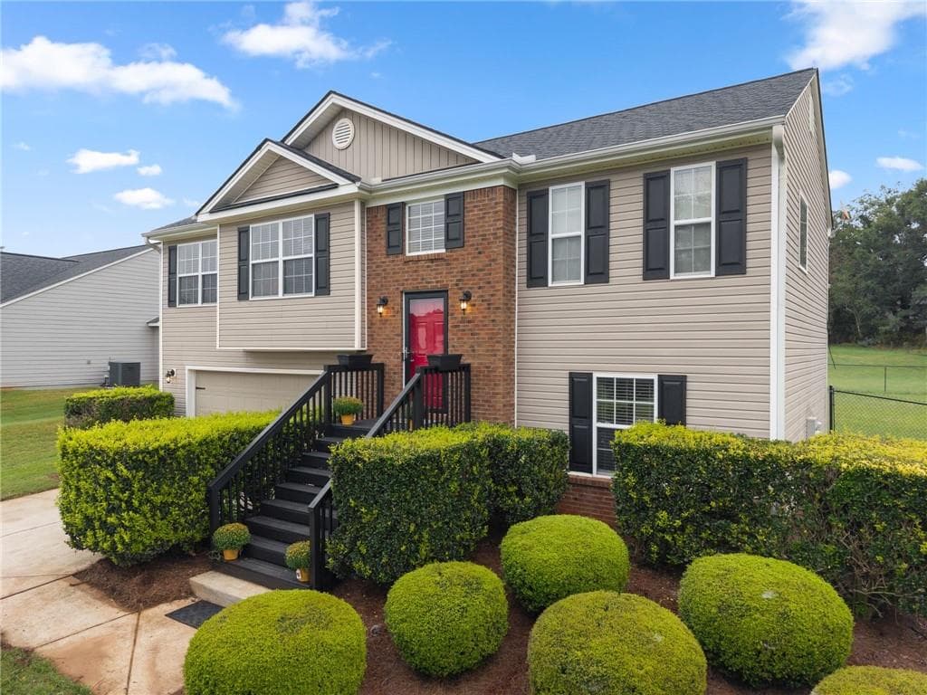5 bedroom, 3 bathroom, 1,854 sq ft single family residence under contract at 1104 Hummingbird Way, Winder, GA 30680