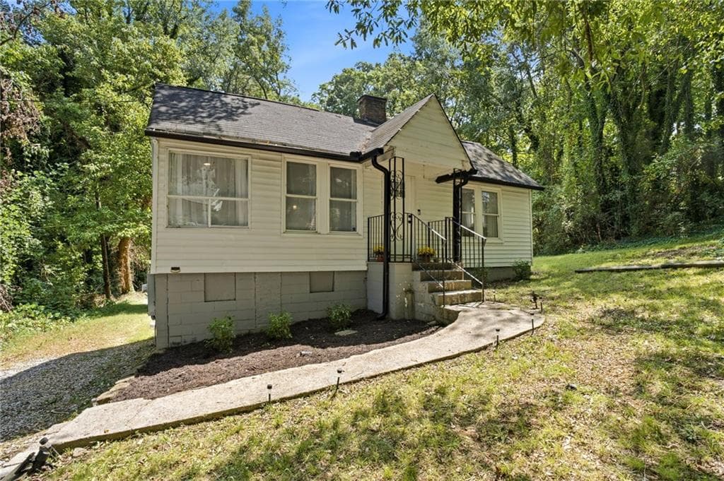 2 bedroom, 1 bathroom, 808 sq ft single family residence for sale at 3383 Lawrence St, Scottdale, GA 30079