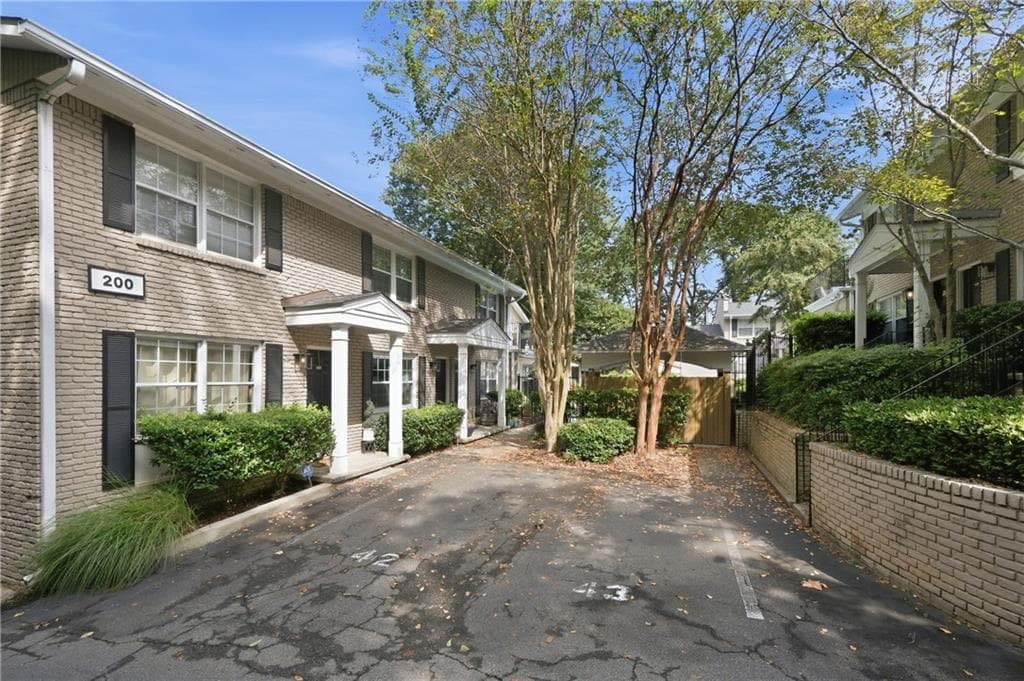 2 bedroom, 2 bathroom, 950 sq ft condominium for sale at 2232 Dunseath Avenue 203, Atlanta, GA 30318
