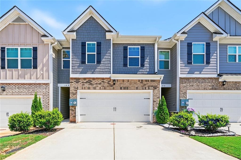 3 bedroom, 3 bathroom, 2,426 sq ft townhouse for sale at 102 Hampton Circle, Mcdonough, GA 30253
