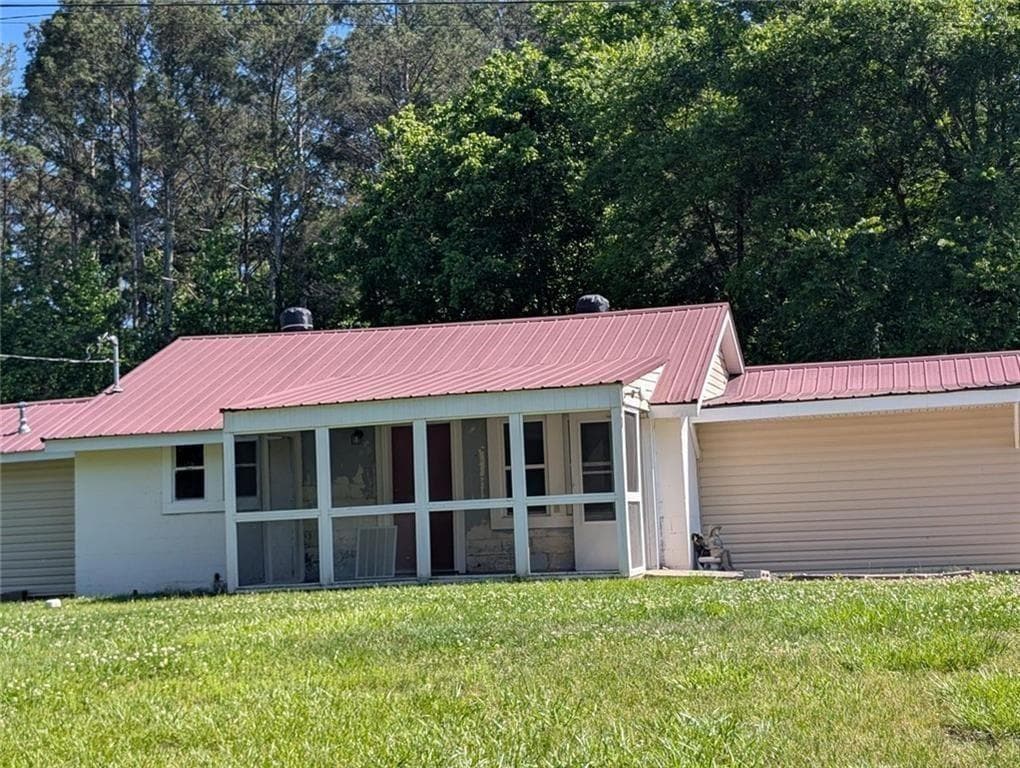 2 bedroom, 1 bathroom, 1,368 sq ft single family residence for sale at 201 Club Road, Buchanan, GA 30113