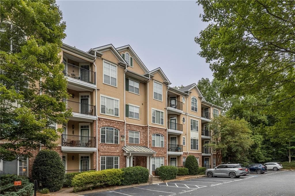 1 bedroom, 1 bathroom, 871 sq ft condominium for sale at 4105 Stratford, Decatur, GA 30033