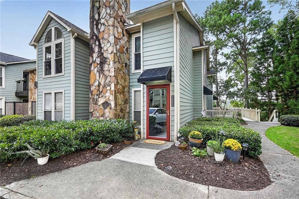 2 bedroom, 2 bathroom, 1,200 sq ft condominium for sale at 1005 Canyon Point Circle, Roswell, GA 30076