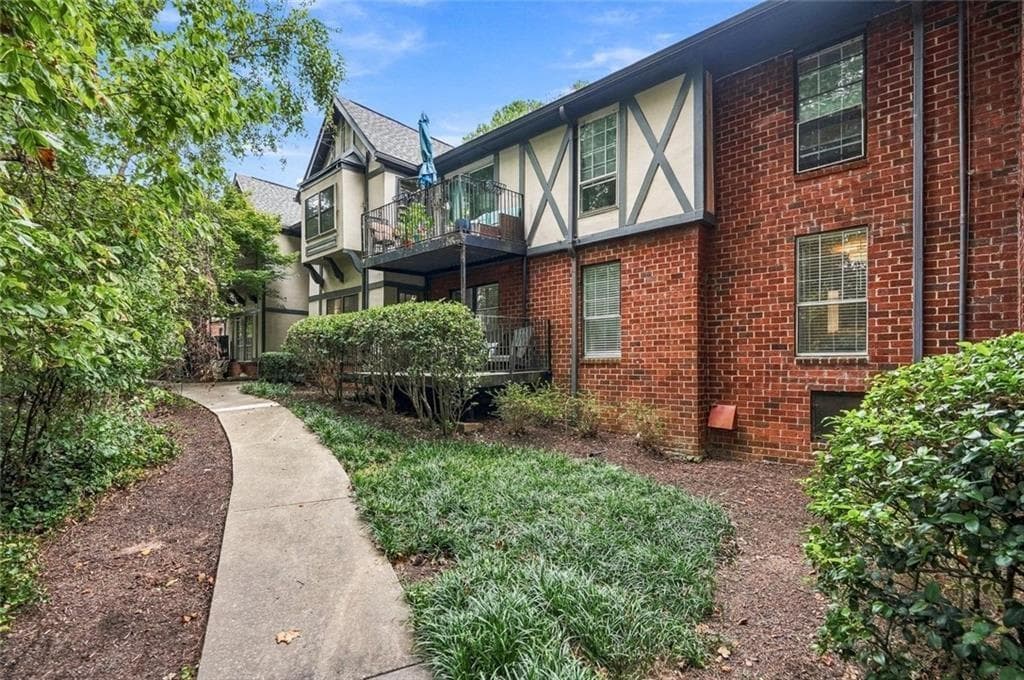 3 bedroom, 2 bathroom, 1,469 sq ft condominium for sale at 6851 Roswell Road Q-15, Sandy Springs, GA 30328