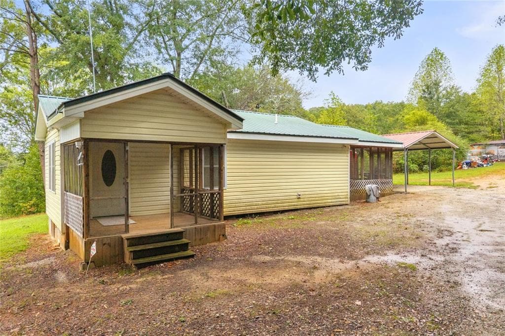 2 bedroom, 1 bathroom, 770 sq ft single family residence for sale at 393 N Red Rock Road, Toccoa, GA 30577
