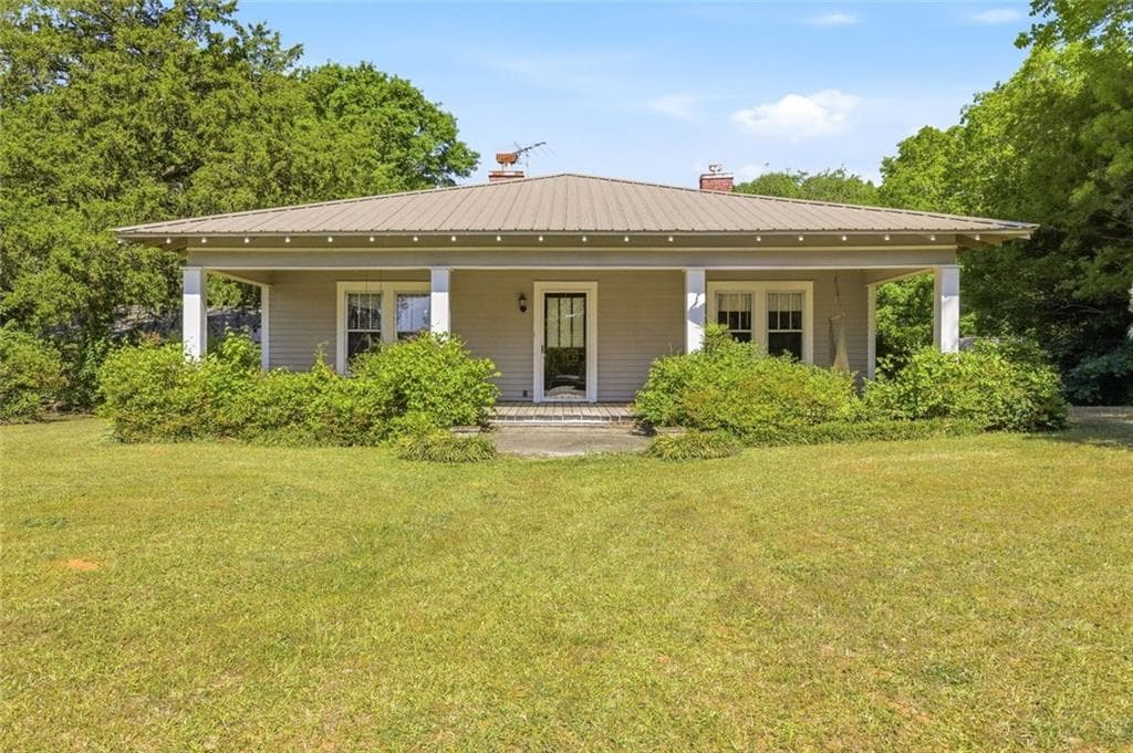 3 bedroom, 1 bathroom, 1,938 sq ft single family residence for sale at 3213 Highway 326, Commerce, GA 30530