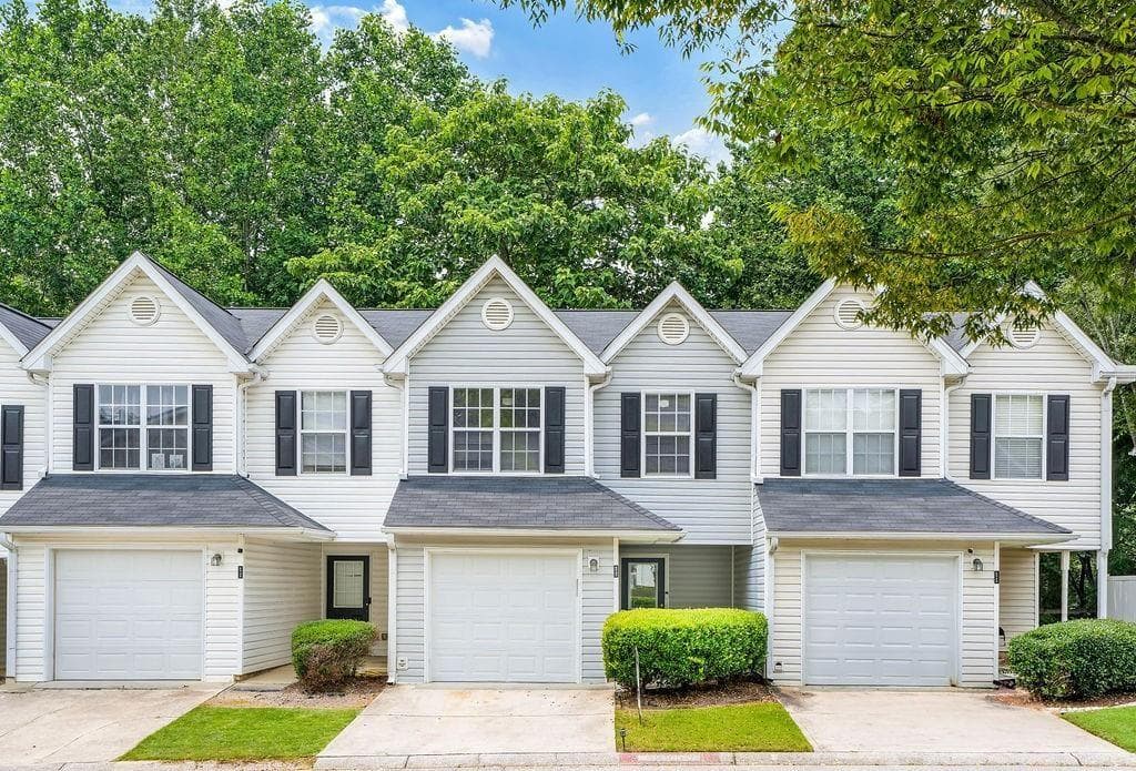 3 bedroom, 3 bathroom, 1,212 sq ft townhouse for sale at 6947 Gallant Circle 10, Mableton, GA 30126