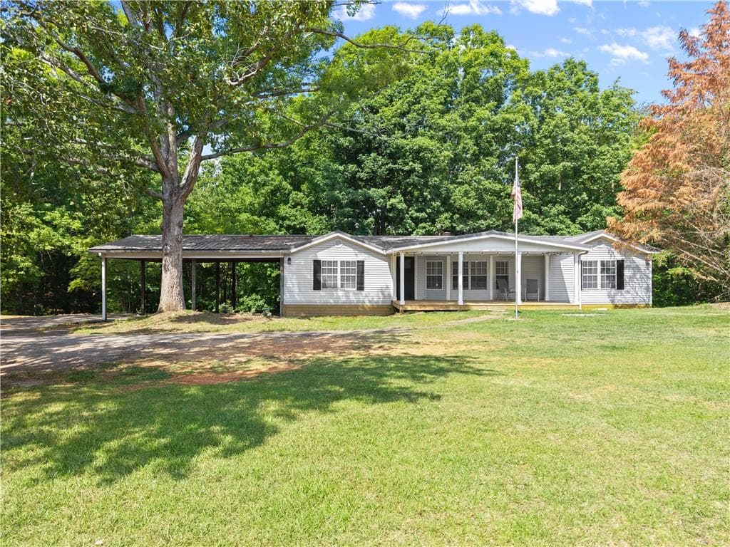 3 bedroom, 2 bathroom, 1,568 sq ft single family residence for sale at 3501 Looper Lake Road, Gainesville, GA 30506