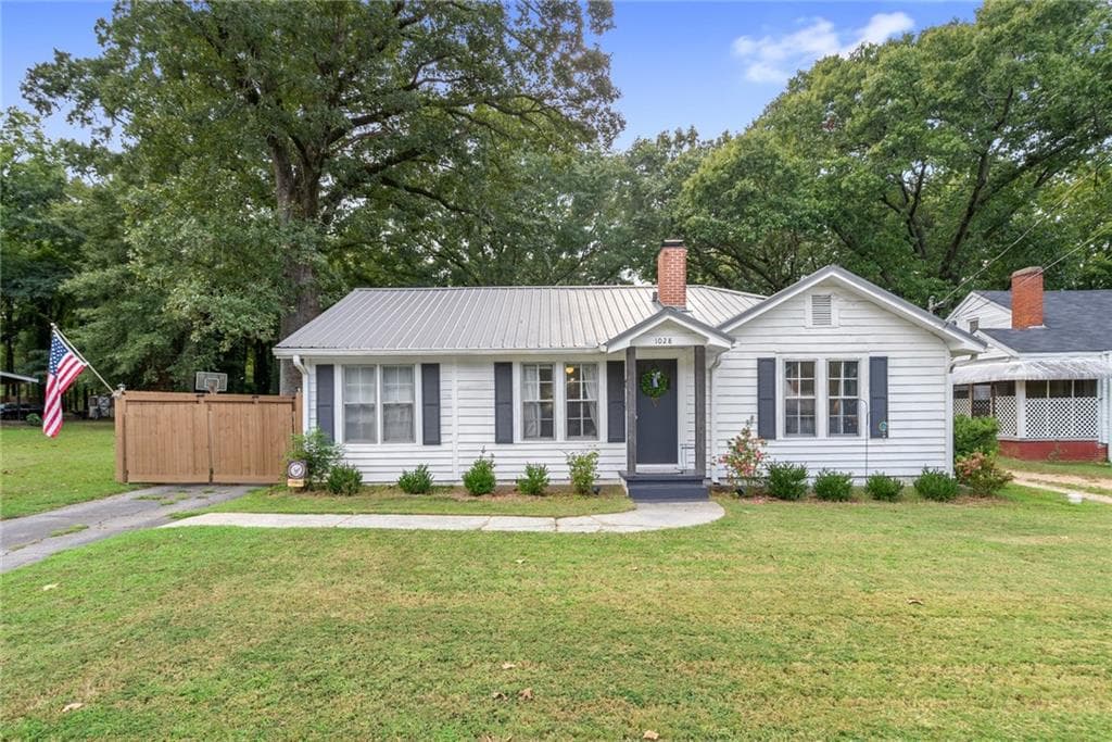 2 bedroom, 2 bathroom, 1,471 sq ft single family residence for sale at 1028 S Madison Avenue, Monroe, GA 30655