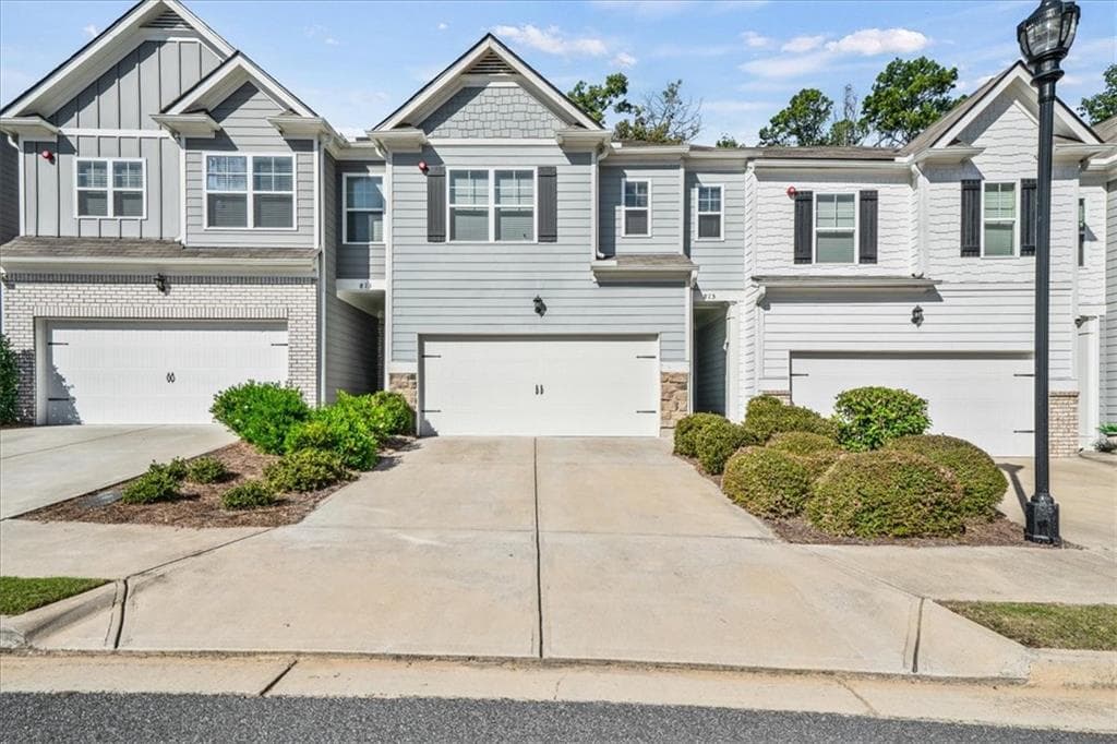 3 bedroom, 3 bathroom, 1,925 sq ft townhouse for sale at 815 Upper Dove Court, Woodstock, GA 30188
