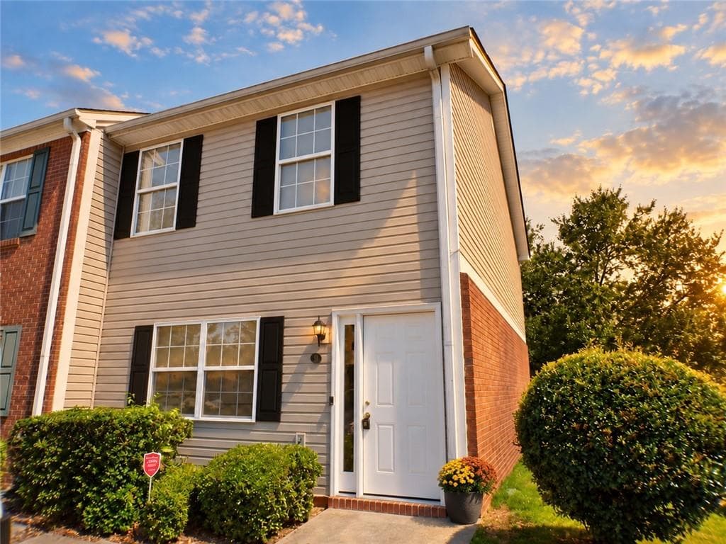 2 bedroom, 3 bathroom, 1,188 sq ft townhouse for sale at 28 Princeton Place Drive, Adairsville, GA 30103