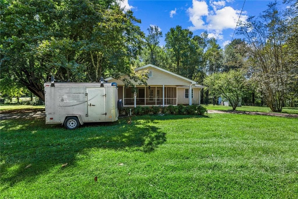 3 bedroom, 2 bathroom, 1,500 sq ft single family residence for sale at 7447 Old Cornelia Highway, Alto, GA 30510