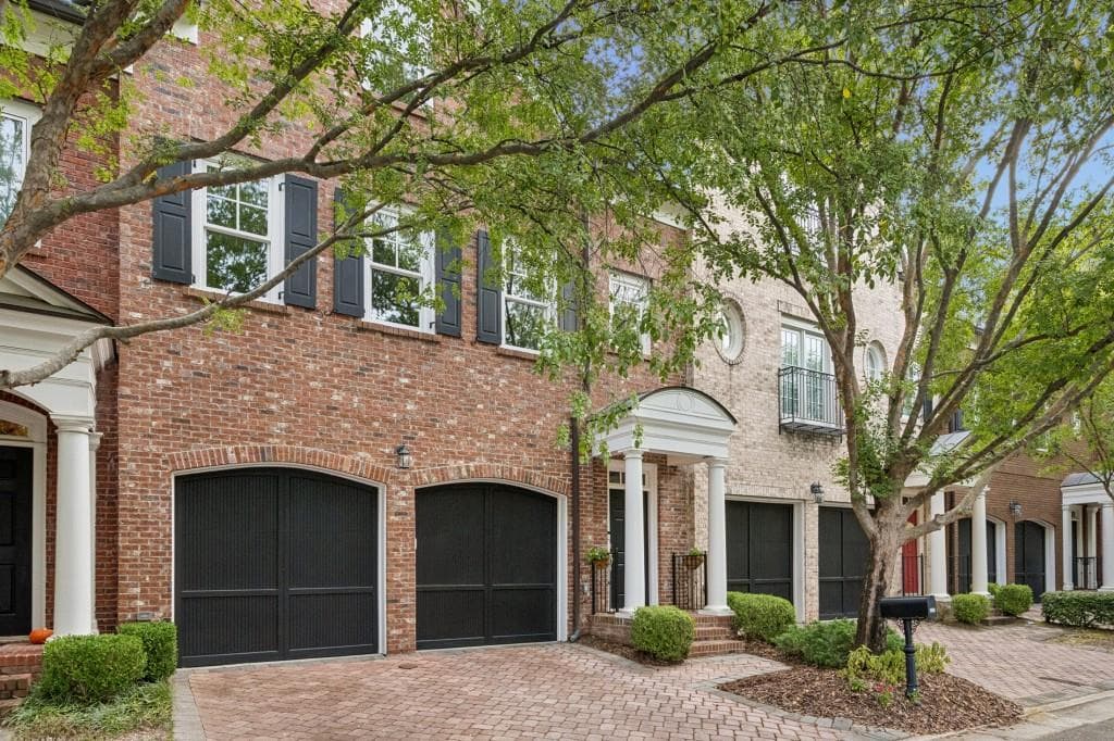 4 bedroom, 5 bathroom, 3,220 sq ft townhouse for sale at 3313 Buckhead Forest Mews, Atlanta, GA 30305