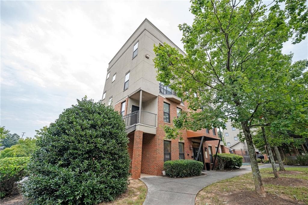 2 bedroom, 3 bathroom, 1,534 sq ft condominium for sale at 898 Oak Street 2006, Atlanta, GA 30310