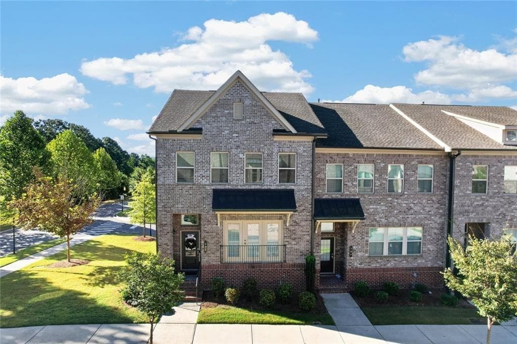 3 bedroom, 4 bathroom, 2,232 sq ft townhouse for sale at 282 Commons Avenue, Woodstock, GA 30188