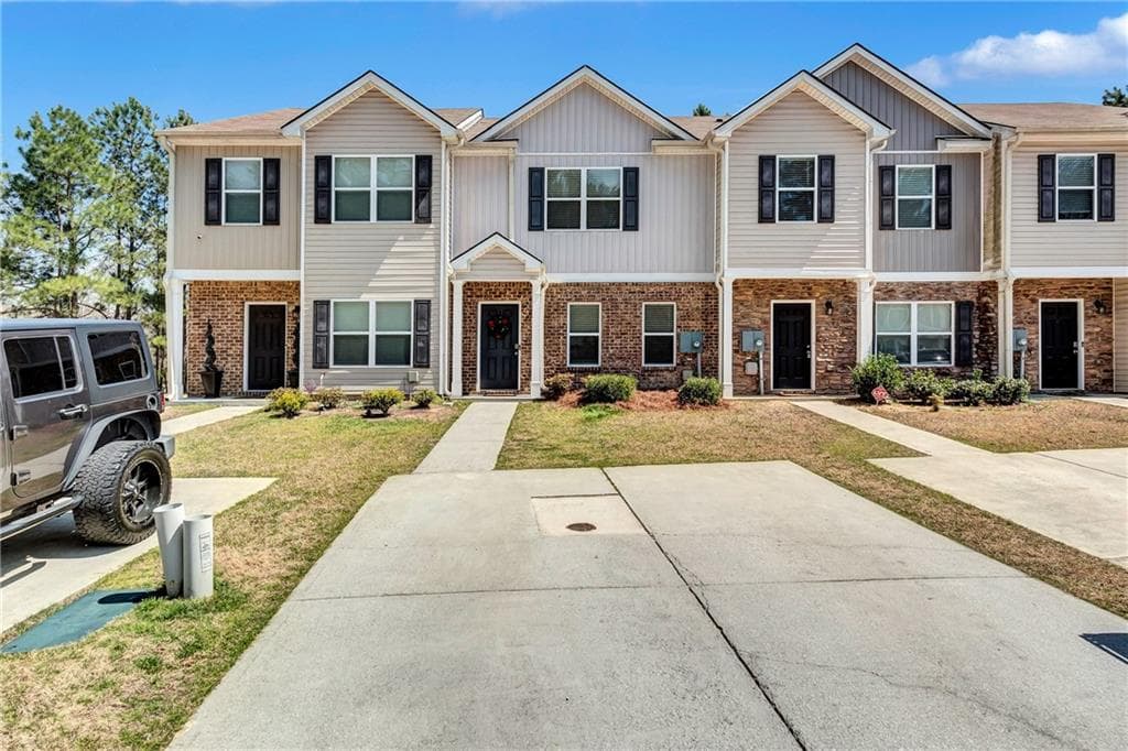 3 bedroom, 3 bathroom, 1,560 sq ft single family residence for sale at 6036 Oakley Road, Union City, GA 30291