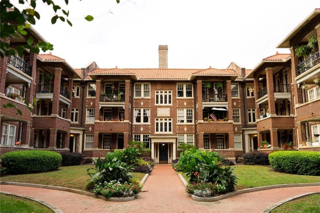 2 bedroom, 1 bathroom, 1,005 sq ft condominium for sale at 198 Ponce De Leon Avenue 3A, Atlanta, GA 30308