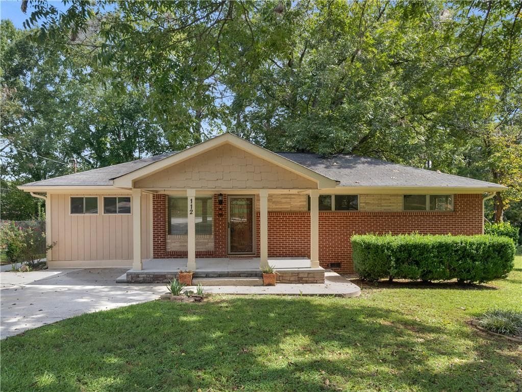 3 bedroom, 1 bathroom, 1,152 sq ft single family residence for sale at 112 Beacon St, Stockbridge, GA 30281