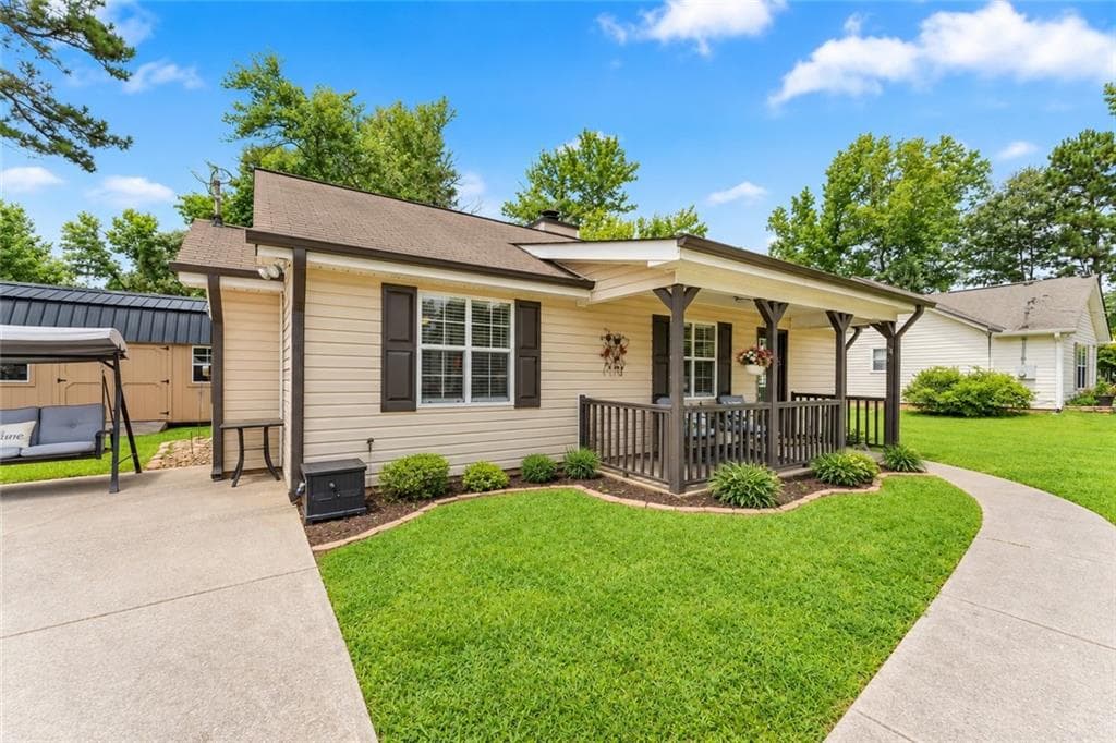 2 bedroom, 1 bathroom, 900 sq ft single family residence for sale at 2560 Fairlane Drive, Cumming, GA 30041