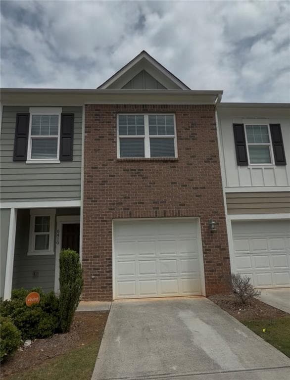 3 bedroom, 3 bathroom, 1,514 sq ft townhouse under contract at 6410 Kennonbriar Court, Lithonia, GA 30058
