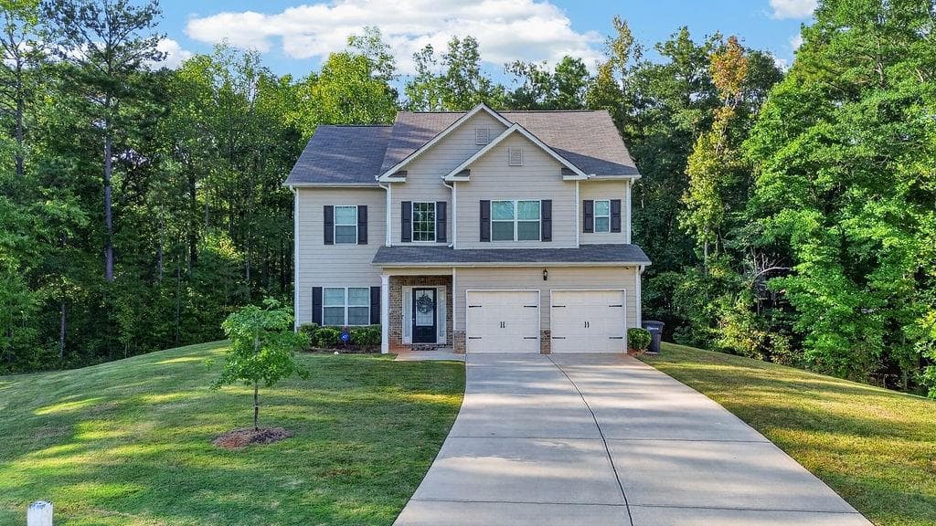 4 bedroom, 3 bathroom, 2,552 sq ft single family residence for sale at 206 Pincourt Loop, Griffin, GA 30223