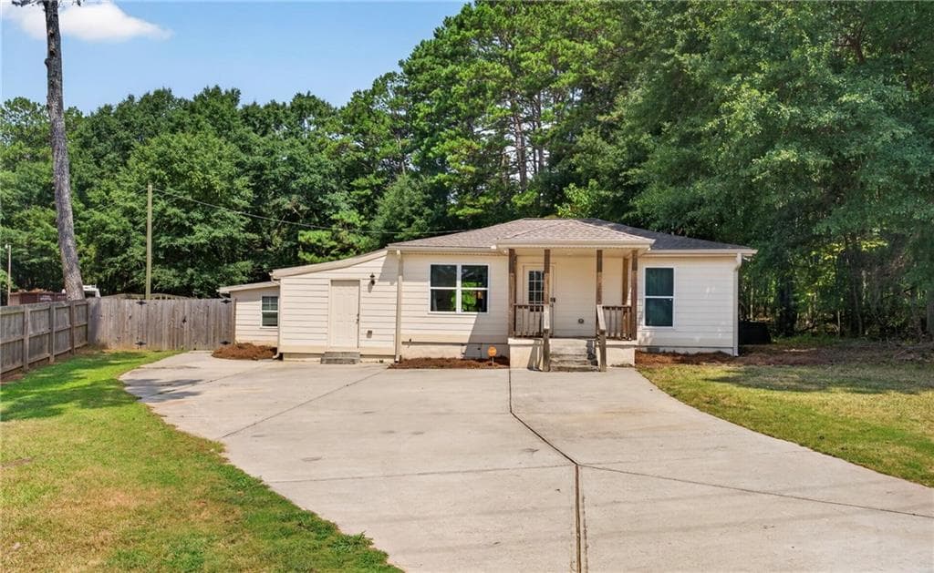 3 bedroom, 2 bathroom, 1,284 sq ft single family residence for sale at 1605 Highway 138, Monroe, GA 30655