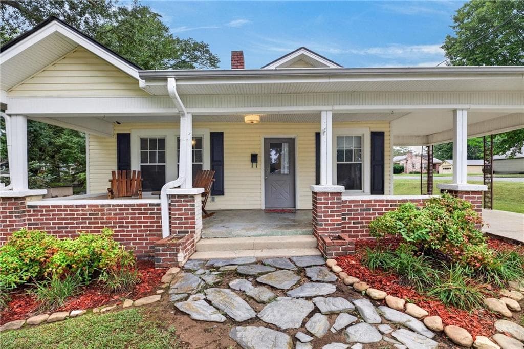 2 bedroom, 1 bathroom, 1,038 sq ft single family residence for sale at 303 Bluff Street, Rockmart, GA 30141