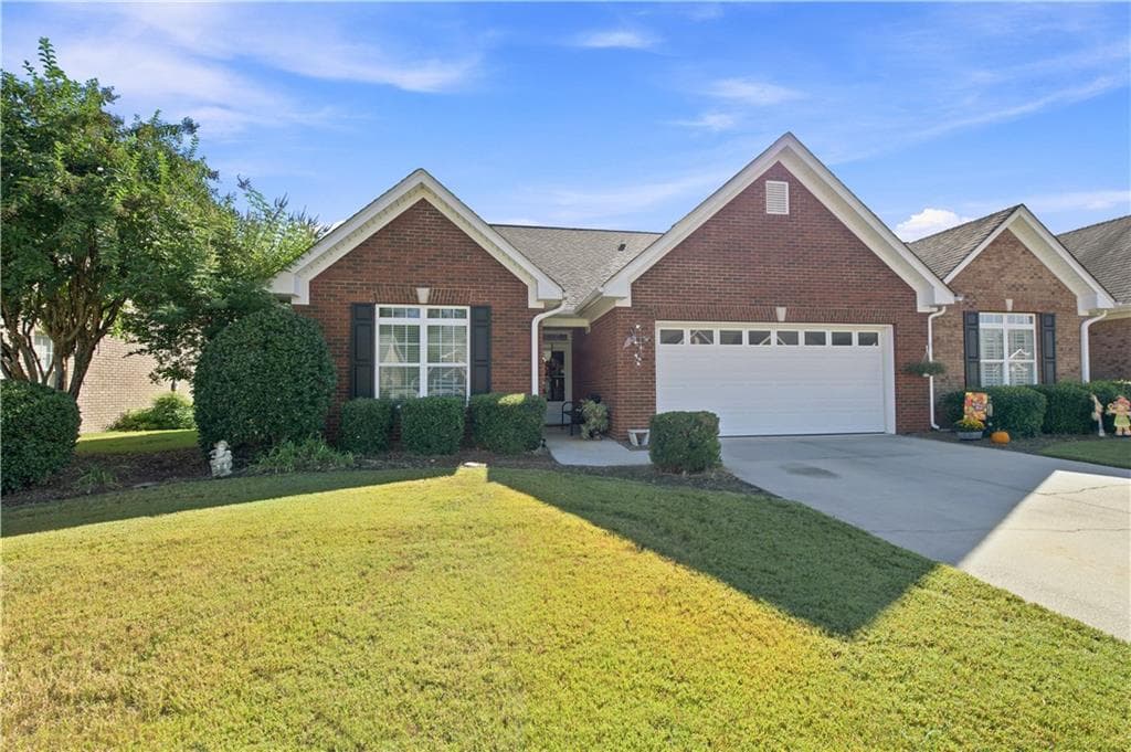 3 bedroom, 2 bathroom, 1,860 sq ft townhouse for sale at 131 Regency Row, Calhoun, GA 30701