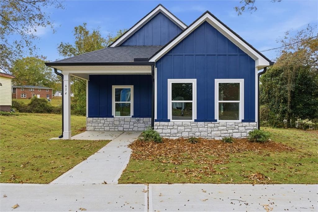 3 bedroom, 2 bathroom, 1,025 sq ft single family residence for sale at 654 King Street, Carrollton, GA 30117