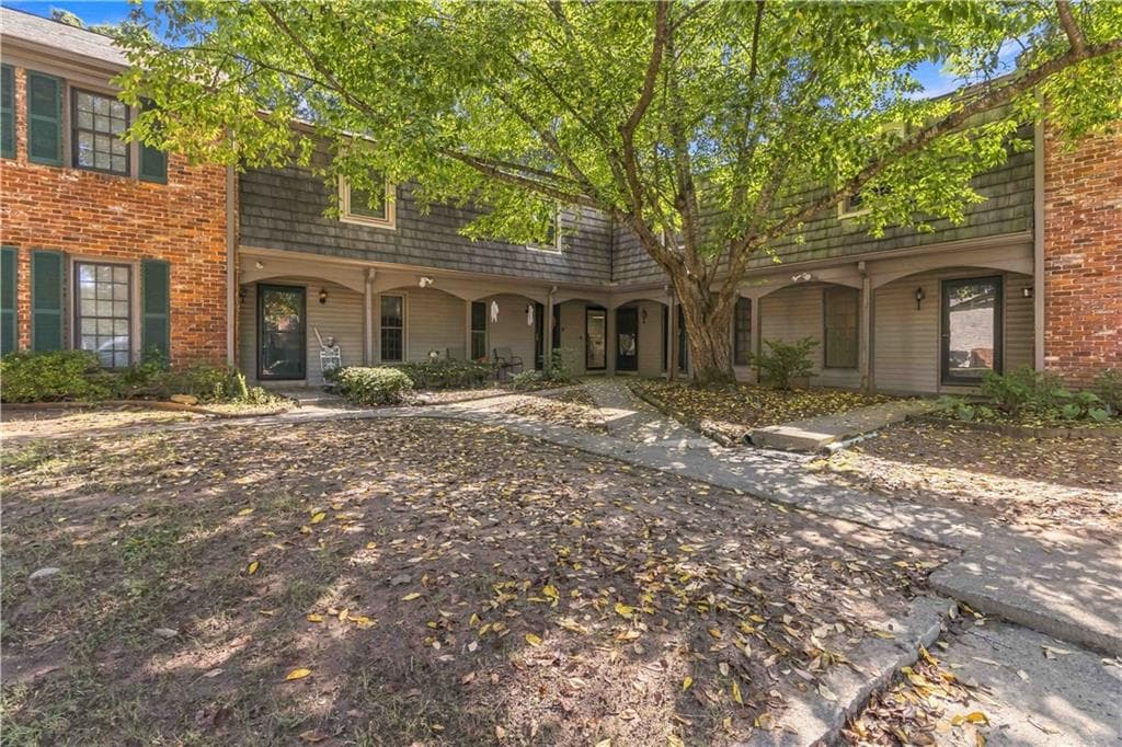 2 bedroom, 1 bathroom, 1,020 sq ft condominium for sale at 3099 Colonial Way G, Atlanta, GA 30341