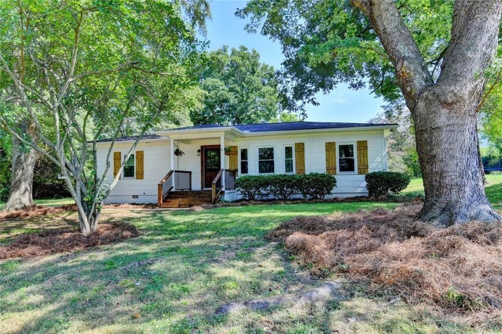 3 bedroom, 2 bathroom, 1,052 sq ft single family residence for sale at 107 Lakeshore Circle, Braselton, GA 30517